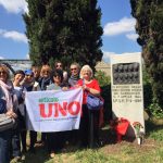 Dieci rose rosse per ricordare le donne uccise dai nazifascisti al ponte di ferro.